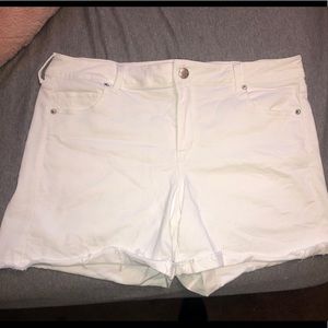 American Eagle - White Midi Shorts